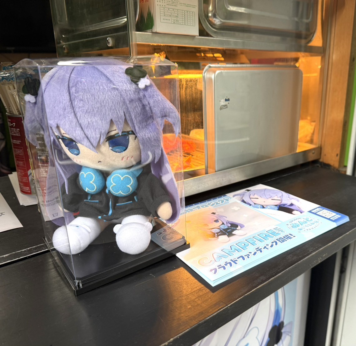 イラストレーター muku（<a href="/muku_apupop/">muku🩵ぬいクラファン&コラボお弁当🍽️</a>）との復刻コラボ、およびクラファンとの連動キャンペーンを開催中のAKIHABARA BENTO様にて
みんとちゃんぬいぐるみのサンプルを置いていただけることになりました🧸✨

連動キャンペーンもまだまだ開催中です！
ぜひこの機会に直接見ていただけると嬉しいです💙