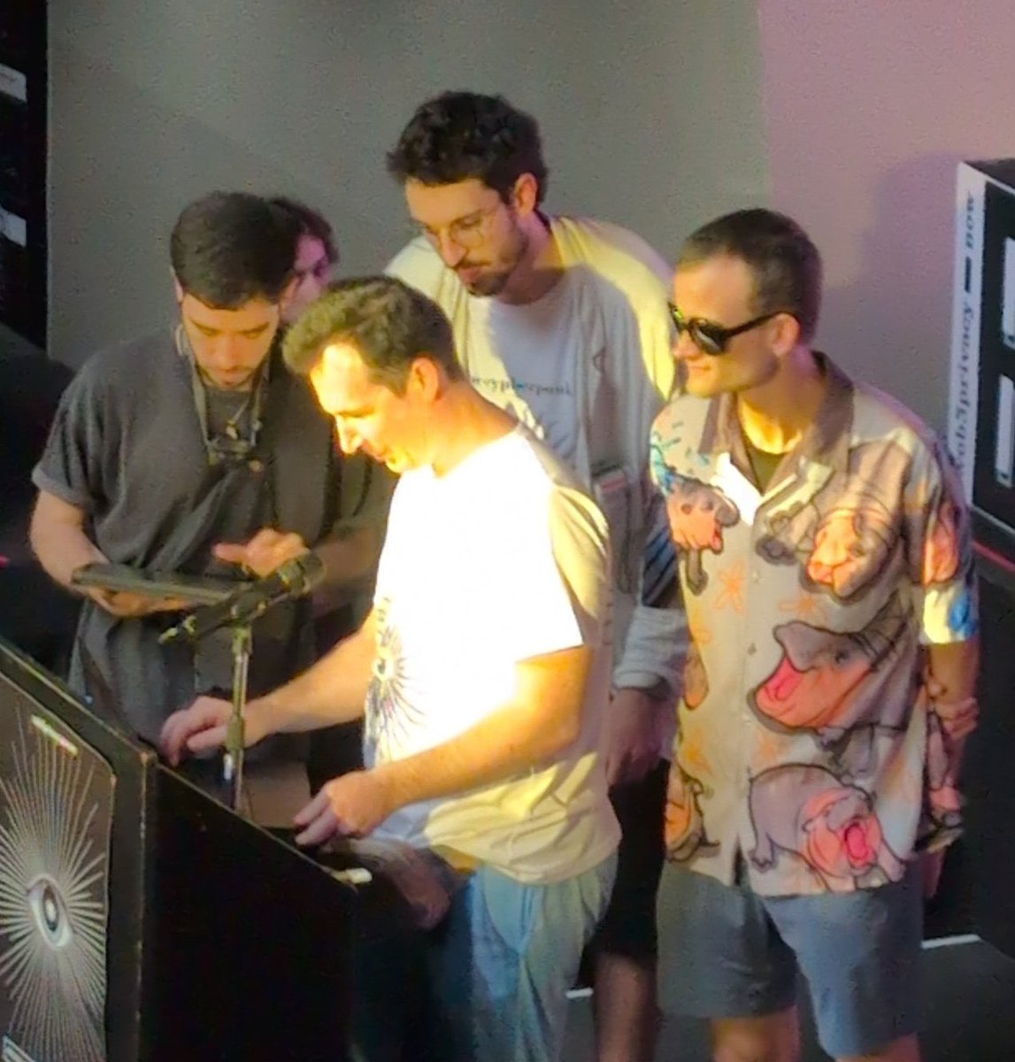 binji_x's tweet image. the squad trying to decipher her dms