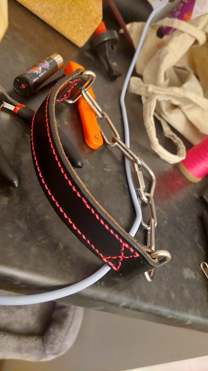 muttbite's tweet photo. Forgot to post this! 
Leather/chain "Breaker" style collar I made up for @HyperFoxDragon not too long ago 🐶 https://t.co/NYjXdvPSsY