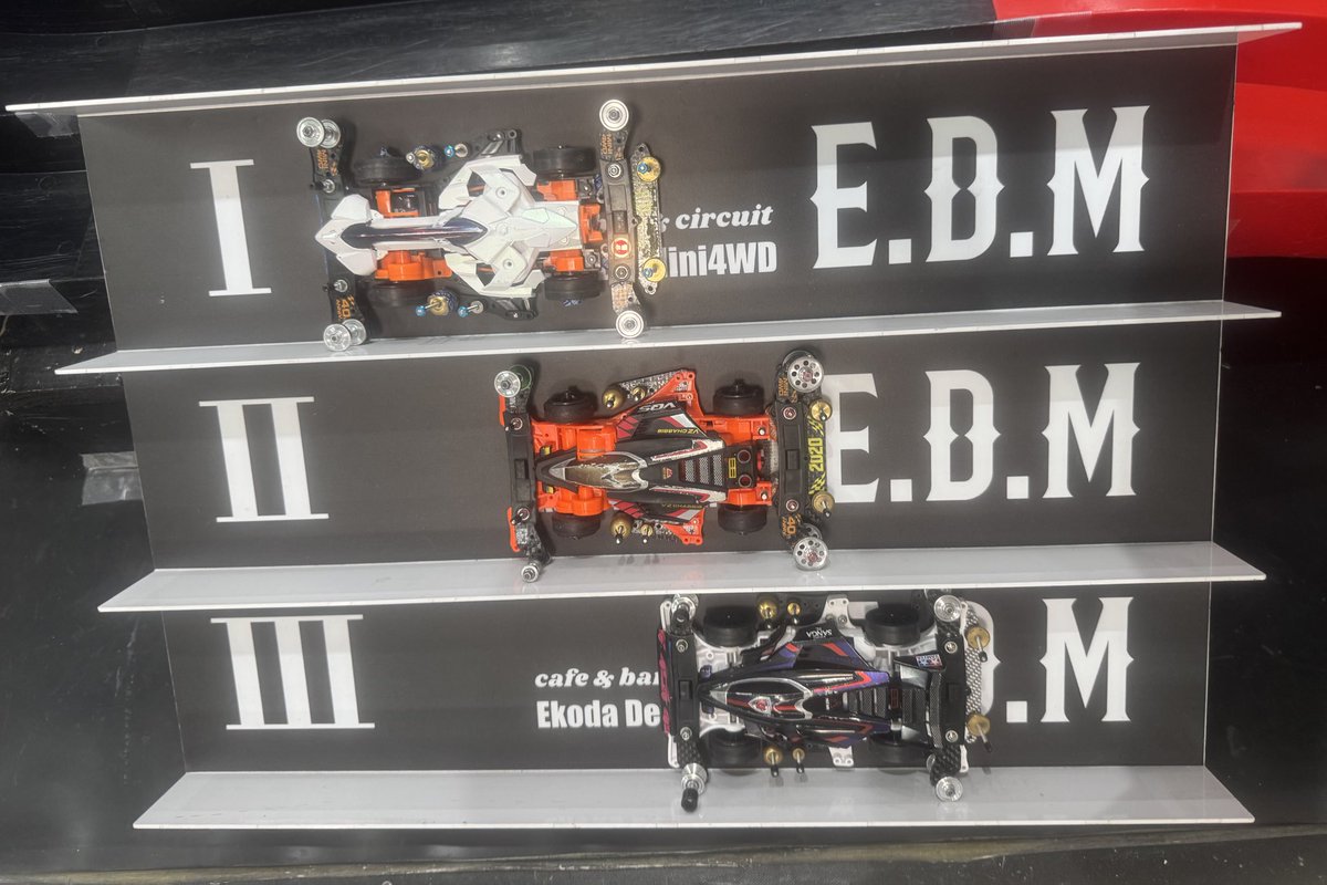 edm__design's tweet image. 【11/19(水)NEXT/BMAX世界戦模擬風ナイト結果】
優勝:よせたに選手🏆
準優勝:てばさき店長🥈
３位:イノウエ選手🥉

でした‼️
上り1着が難しいレイアウト、見事制したのはよせたに選手でした☺️
おめでとうございます㊗️

世界戦出場の選手の皆様、心より応援しております📣

#EDM
#ミニ四駆