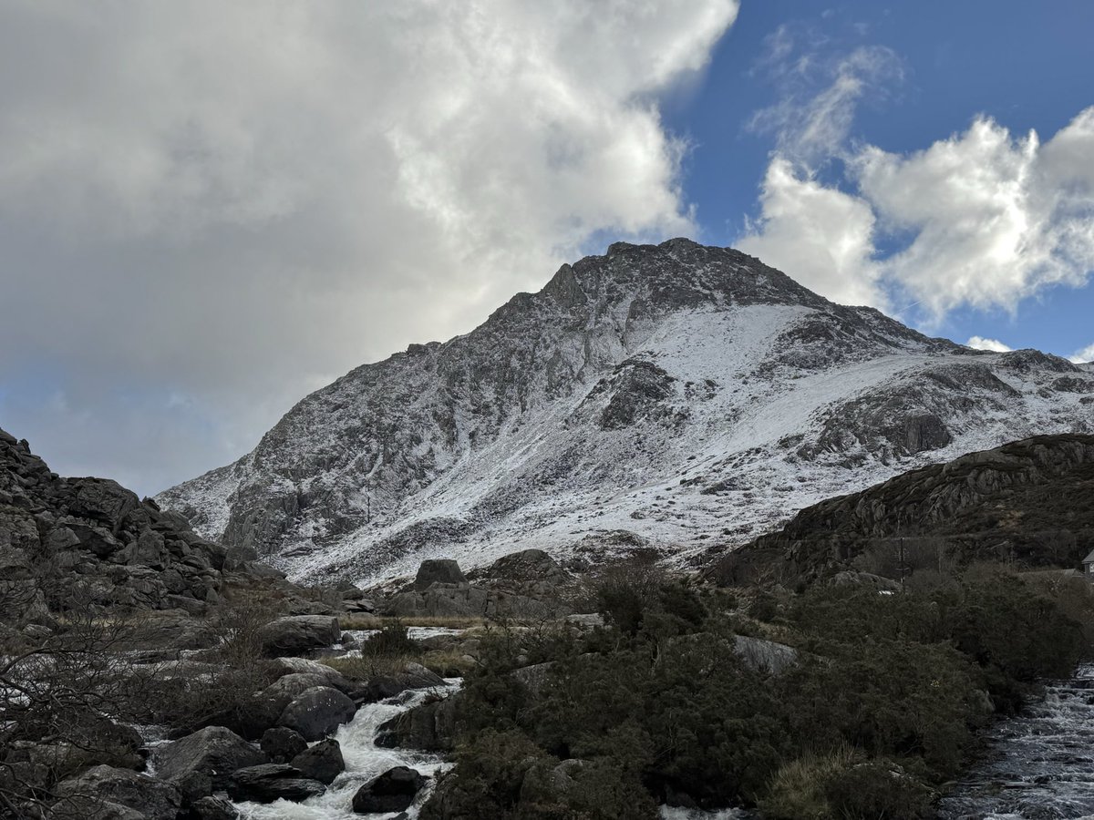 TobyBricheno's tweet photo. Snow in Eryri today #eryri #mountain #cymru #Wales @ThePhotoHour @S4Ctywydd https://t.co/Nj7LmSmnd0
