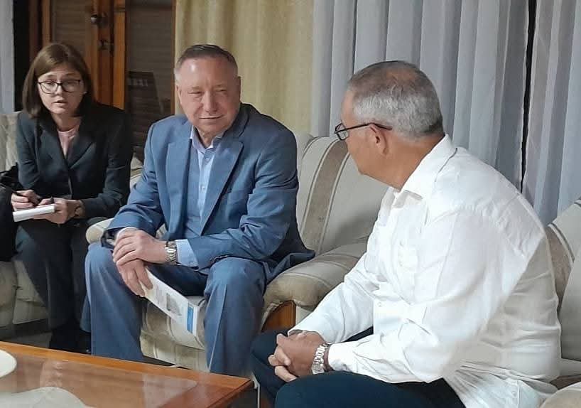 ManuelFalconH's tweet image. #SantiagodeCuba
Constituye un alto honor recibir al  Excelentísimo Sr. Alexander Dimitriv Beglov, Gobernador de San Petersburgo de la Federación de Rusia. 
Los lazos entre Rusia y Cuba son indestructibles: #Fidel fundó sus bases y  hoy ratificó que Rusia cuenta siempre con Cuba.