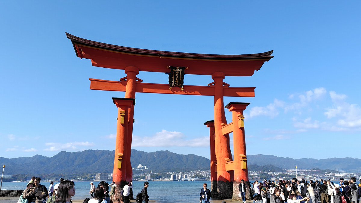 Choppar11's tweet photo. 広島県廿日市市の厳島神社⛩️へ。西暦593年に創建された安芸国一之宮。全国に約500社ある厳島神社の総本社です。 https://t.co/SktGWzhHqT