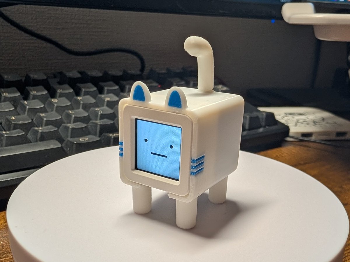 uk59's tweet image. #ｱﾄﾑﾆｬﾝ を白猫っぽくちゃんと印刷してみた。足も座り姿勢用の後ろ足を追加してみたよ。満足😎
※これはオリジナルではなく4枚目画像にある長靴をはいた @aokko2000 さんのｱﾄﾑﾆｬﾝのインスパイア品(足・尻尾付け替えver)です。
#M5Stack #ｽﾀｯｸﾁｬﾝ