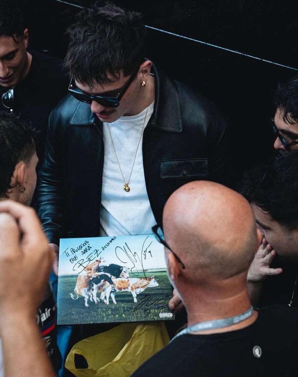 mcuheartx's tweet image. la dedica😭 il cantautore si vede qua