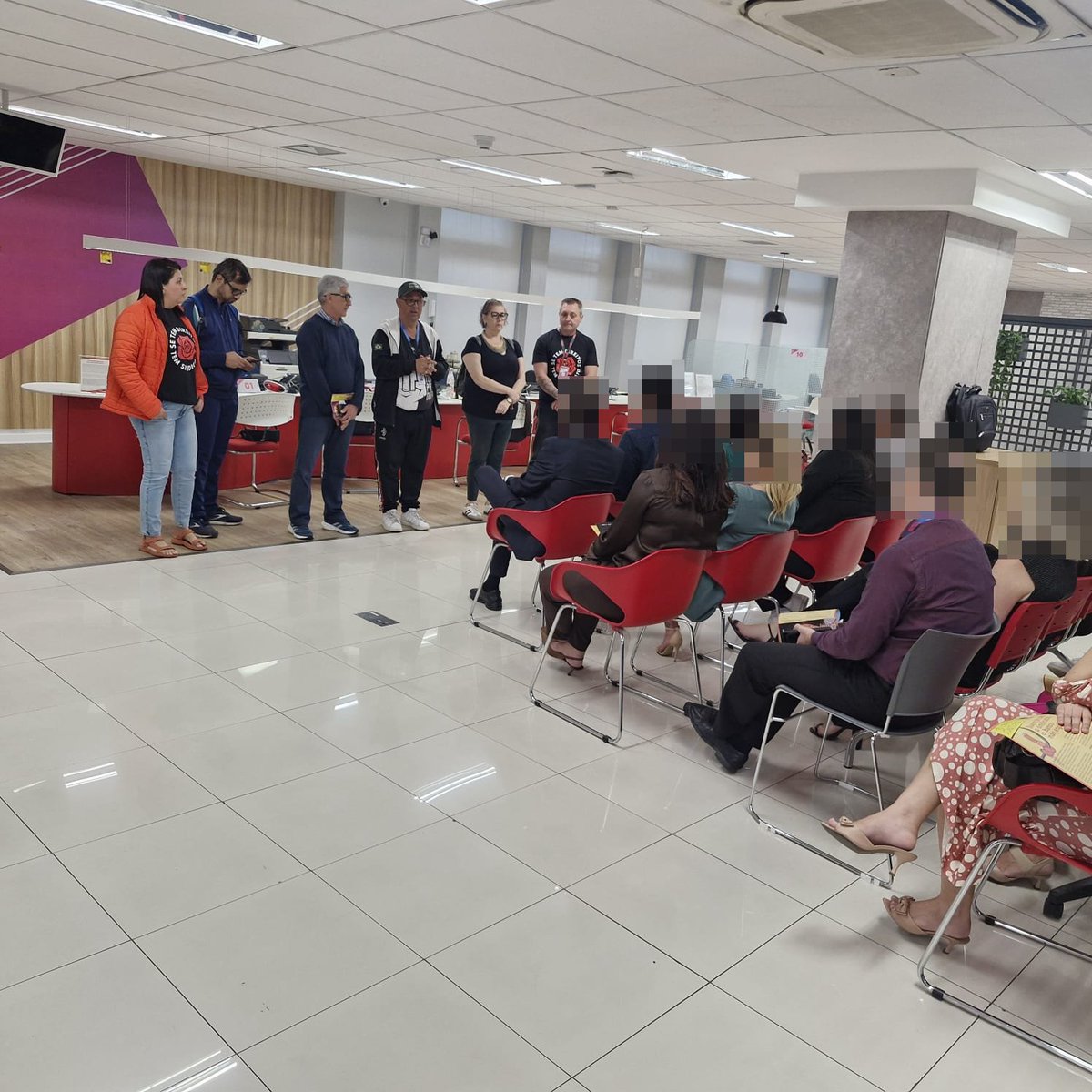 spbancarios's tweet image. Já estamos desde cedo nas ruas no Dia Nacional de Luta contra o fechamento de agências do Bradesco, pelo fim das demissões e por condições dignas de trabalho. A mobilização acontece em diversas regiões de SP, onde nossos dirigentes dialogam com bancários e com a população.