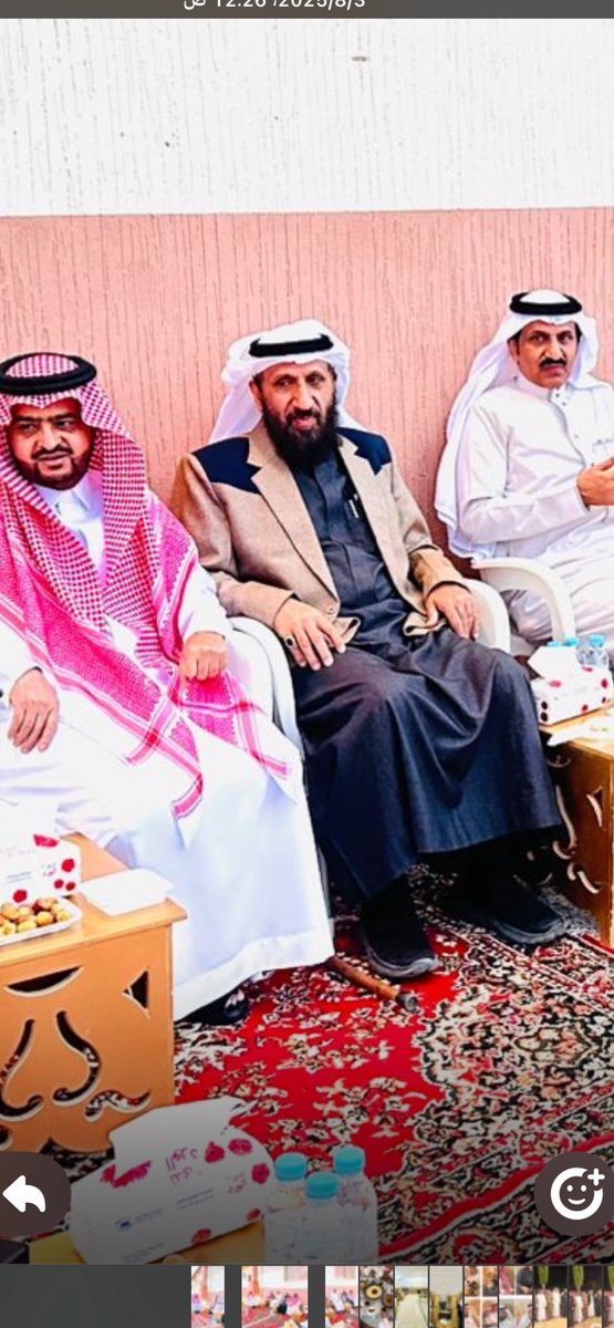 صورة جمعتني بالأدباء سعد زهير  ومسفر علي بباشوت السياحية  في ليلة ثقافية أدبية شعرية  في ضيافة شاعرنا الأنيق الرجل الكريم إبراهيم عواض وكنت وحدي مرتديا ملابس الشتاء ويبدو انه لحقني نفحة برد قبل التقاط الصورة  ولم أشعر بالدفء الا حينما حمي وطيس تجاذب الشعر والنقد والتحليق في آفاق