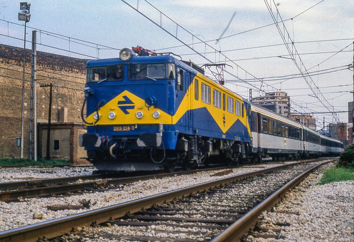 269-214 con el Corail Hispania Portbou-Barcelona en septiembre de 1981 llegando a Barcelona Término foto de Eduard Ramírez #renfe #barcelona #corail #ferrocarril #tren #trenni #train