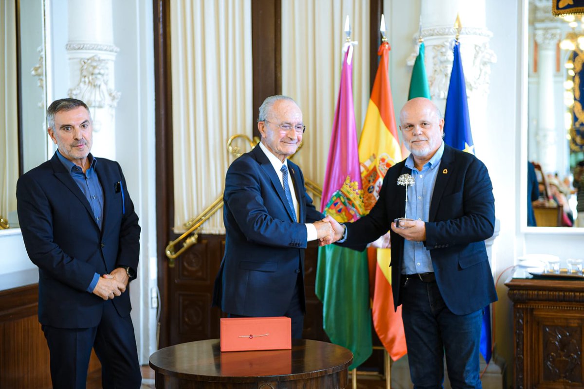 El alcalde de Málaga, <a href="/pacodelatorrep/">Paco de la Torre</a>, junto a los concejales de Fiestas y Economía, Teresa Porras y <a href="/carlosmconde/">Carlos Conde</a>, ha asistido esta mañana al acto de entrega de la Biznaga de Feria de COPE Málaga a <a href="/_ZEGRI_/">ZEGRÍ</a>, celebrado en el Salón de los Espejos del Ayuntamiento.