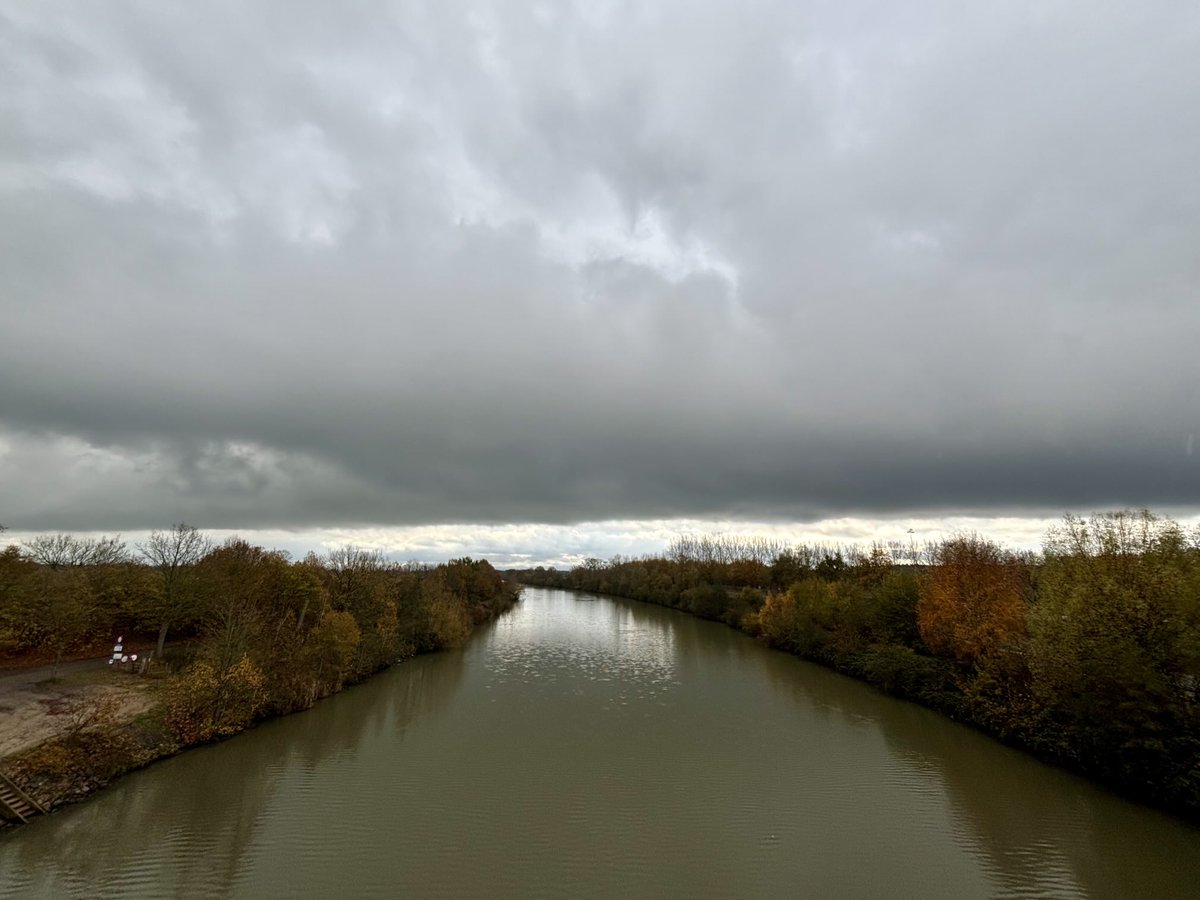 EddyMisman's tweet image. #vrtweer ⁦@BuienradarBE⁩ ⁦@HetweerinBelgie⁩ Sint-Joris (Beernem) 11u20, waar de laatste opklaringen verdwenen aan den einder #basis🏃‍♂️