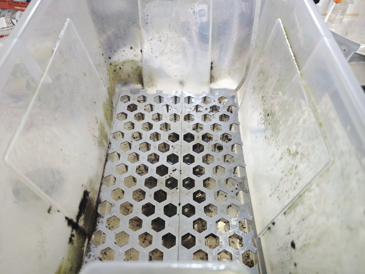 untaebi's tweet image. 帰宅…
そして🌿ケースの掃除😏
蒸れてるからエアレーション止めた🙄