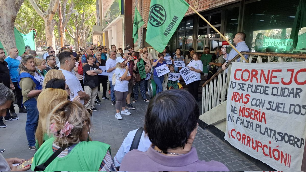 Con la adhesión de trabajadores estatales de toda la Provincia comenzó el #ParoNacional en Mendoza, con concentración en la Subsecretaría de Trabajo.

#Mendoza #ParoNacional