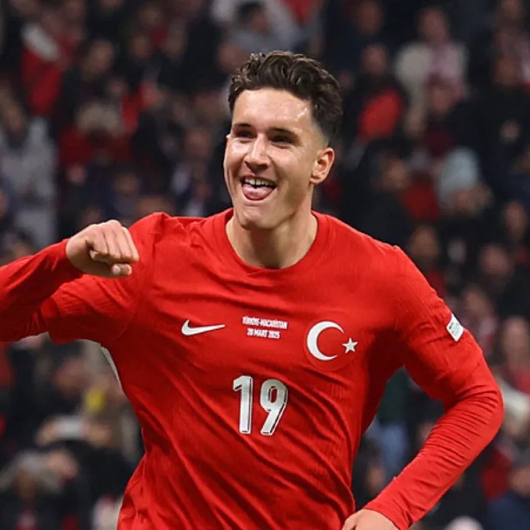 Deniz Gül, Galatasaray'ın yedek forvet sıralamasında ilk sırada.

Sol stoper, orta saha ve sol kanat için liste çok dolu çok futbolcu var.