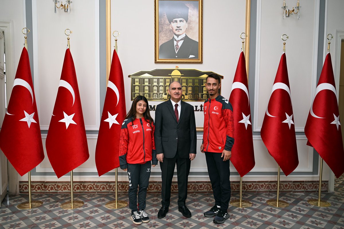 📌 Kazandıkları madalyalarla şehrimizi gururlandıran sporcularımızı misafir ettik

Valimiz Vahdettin Özkan, Azerbaycan’ın Gence kentinde düzenlenen Aerobik Cimnastik Avrupa Şampiyonası’nda şehrimizi başarıyla temsil ederek madalya kazanan milli sporcularımız ile antrenörleri