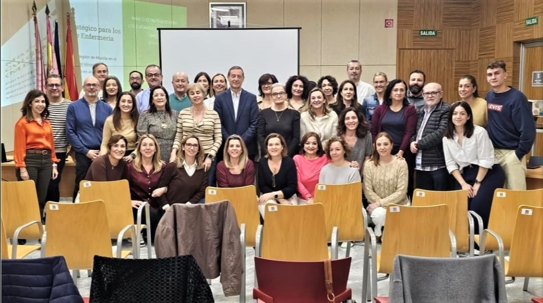 Murciasalud's tweet image. 📸Reunión #Enfermería SMS y responsables del proyecto MECEs:

📚 Más #formación y competencias
🔬 Impulso a la #investigación e innovación
👩🏻‍⚕️ Liderazgo en #cuidados y visibilidad
💡 #Especialización y autonomía
✅Compromiso con la #calidad y la #humanización
📈Necesidades de la…