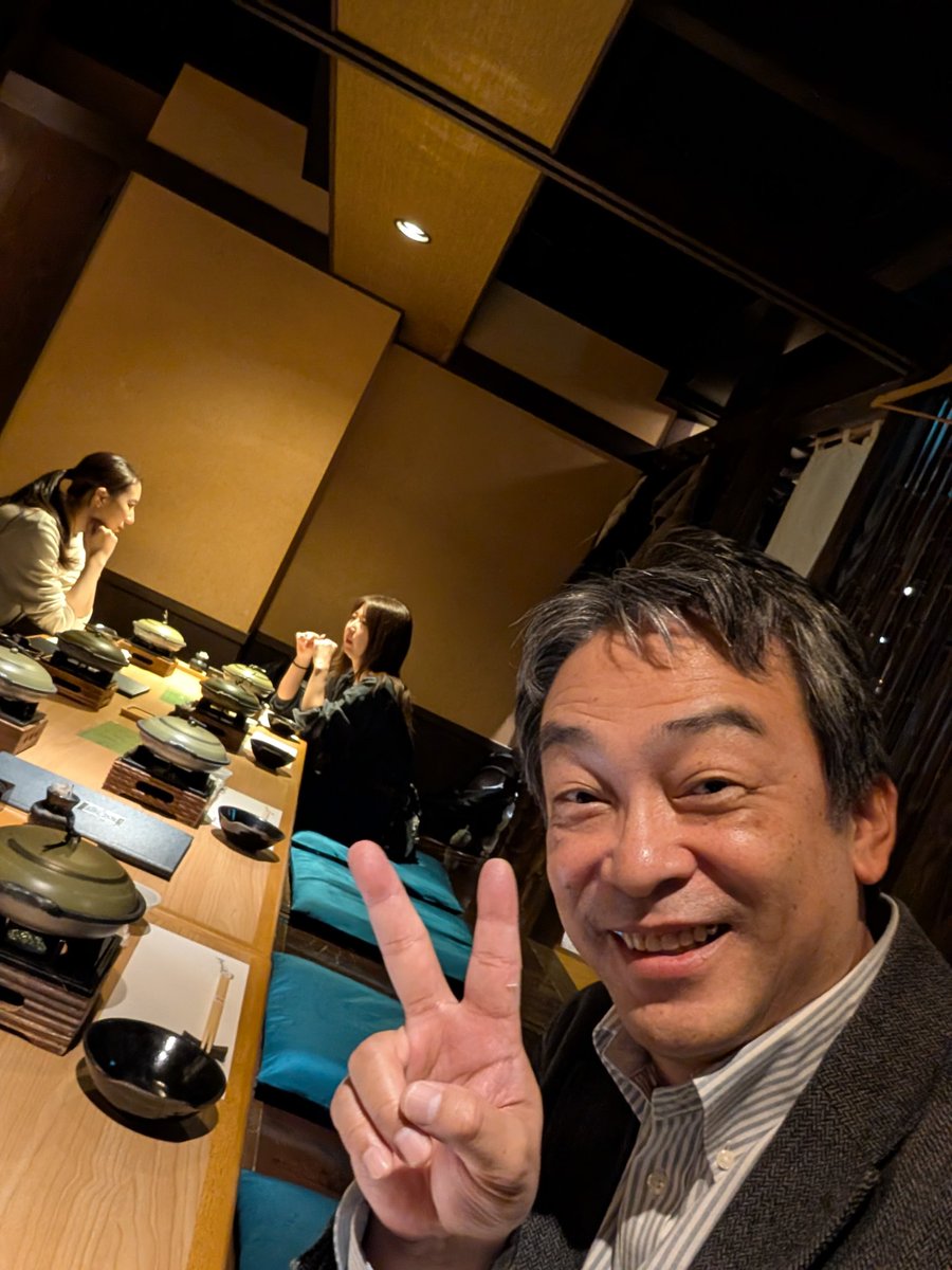 tanaka_webdev's tweet image. 宴会が始まるまで、スタッフが話し込んでるので何気に割り込んで見ました😆(変なオジサン?)