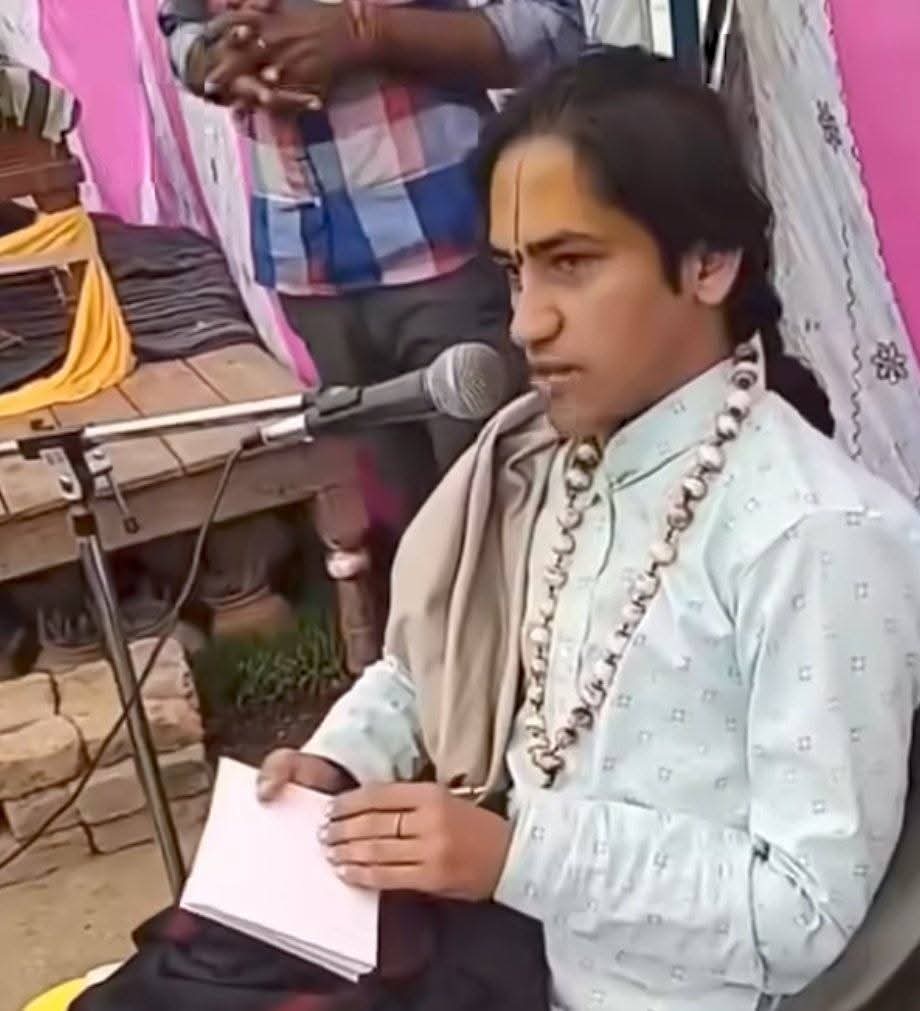 LakhanmeenaIND's tweet image. एक तरफ़ पाखंडी धीरेंद्र शास्त्री बोल रहा है कि भारत को हिंदू राष्ट्र घोषित करो, इसके लिए तो पैदल यात्रा भी कर रहा है।

दूसरी तरफ़ मोहन भागवत कह रहा है – नहीं-नहीं, हिंदू राष्ट्र बनाने की कोई ज़रूरत नहीं।  अरे भाई, दोनों मिलकर जनता को बेवकूफ बना रहे हैं!

हिंदू राष्ट्र तो बस बहाना…