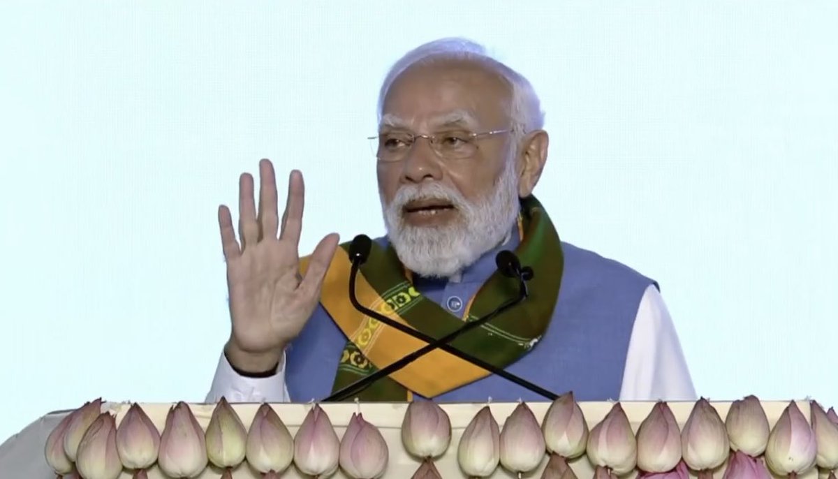 பிரதமர் அவர்களே!
நீங்கள் தமிழ் கற்காதது பிரச்சனையில்லை.

இந்திய குழந்தைகள் அனைவரும் இந்தி கற்க வேண்டும் என்ற உங்கள் அரசின் மொழிக்கொள்கை தான் பிரச்சனை.

“இந்தியை திணிக்க மாட்டோம்” என்று நீங்கள் இந்தியில் கூட சொல்லுங்கள். அது எங்களுக்கு மிகவும் பிடிக்கும்.

#AntiHindiImposition