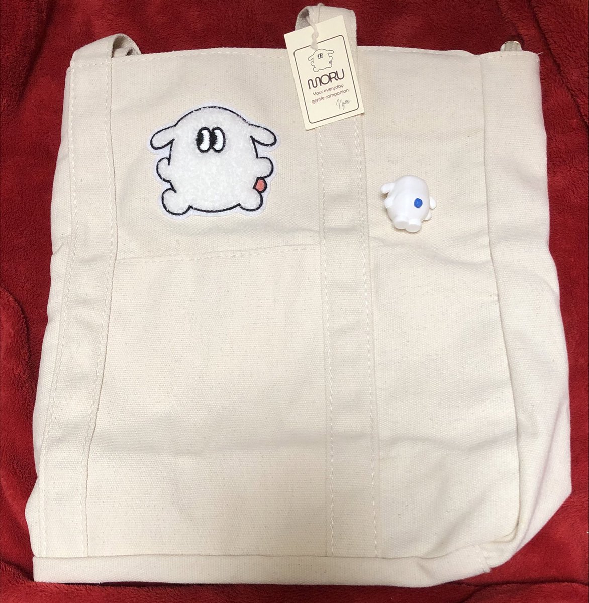 secondkotetsu's tweet image. もるSHOP（F7）ブースに出店しているにぇりさんから、もるグッズをお迎え👀✨
トートバッグは大容量かつファスナー付きで実用性抜群だし、きゃわわなもるは剥がれる心配が無いから安心して使える✨
もるとEmmyの毎日は見ているだけで癒されるし、食べ物原画もめっちゃきゃわわ✨…