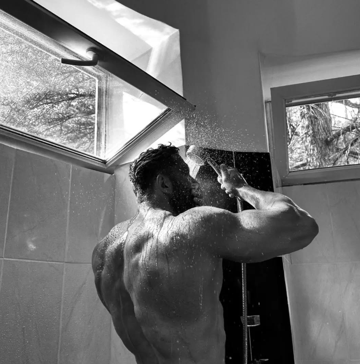 Snakebrahhh's tweet photo. "Just woke up and took a shower, what did I miss?" https://t.co/6YlmlFIIUE