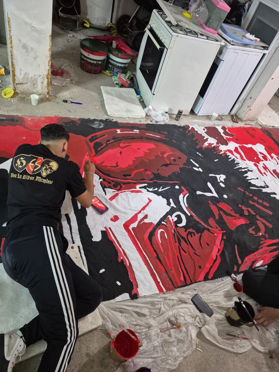 tribundergi's tweet image. Sosyal medyada el-emeği olup olmadığı tartışma konusu olan o muazzam Eskişehir pankartının perde arkasından iki kare. 

⚡️Büyük emek, büyük iş. 
Bravo çocuklar!