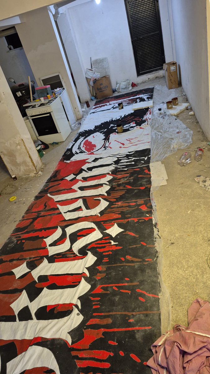 tribundergi's tweet image. Sosyal medyada el-emeği olup olmadığı tartışma konusu olan o muazzam Eskişehir pankartının perde arkasından iki kare. 

⚡️Büyük emek, büyük iş. 
Bravo çocuklar!