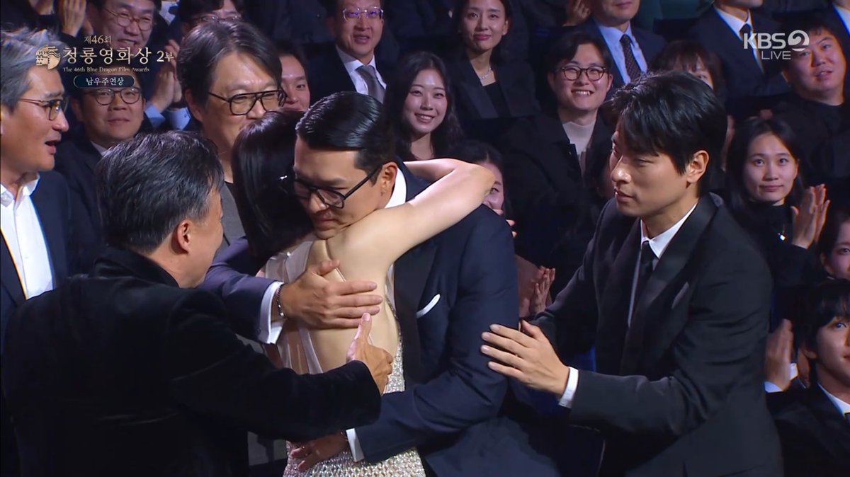 아  개웃기다 엄마아빠 끌어안는데 자기도 안아달라는 박정민