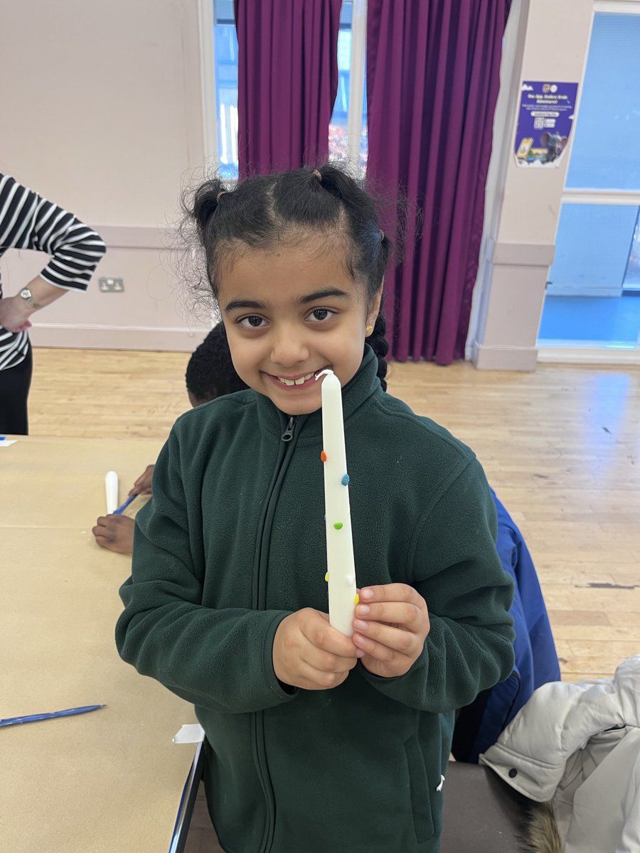 wlstnicholasps1's tweet image. Primary 4 enjoyed candle decorating over at the Strathbrock led by Phoebe from @AlmondValleyHC and then they completed a scavenger hunt learning all about the history of candles in Broxburn. #p4stnics #partnershipstnics