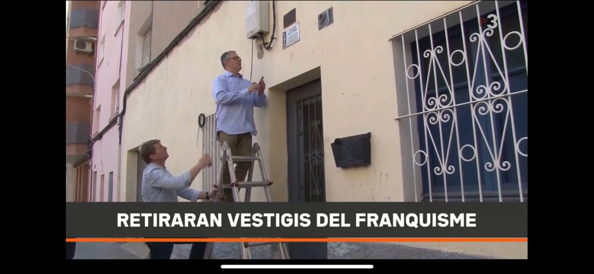 Ahir al TN de <a href="/som3cat/">3Cat</a> sobre la retirada de vestigis franquistes emetien la nostra acció de 2017 amb la retirada de plaques franquistes.
La gent ja les retirava als anys 80.
És ben bé, el dia de la marmota.

m.youtube.com/watch?v=MlKvnV…