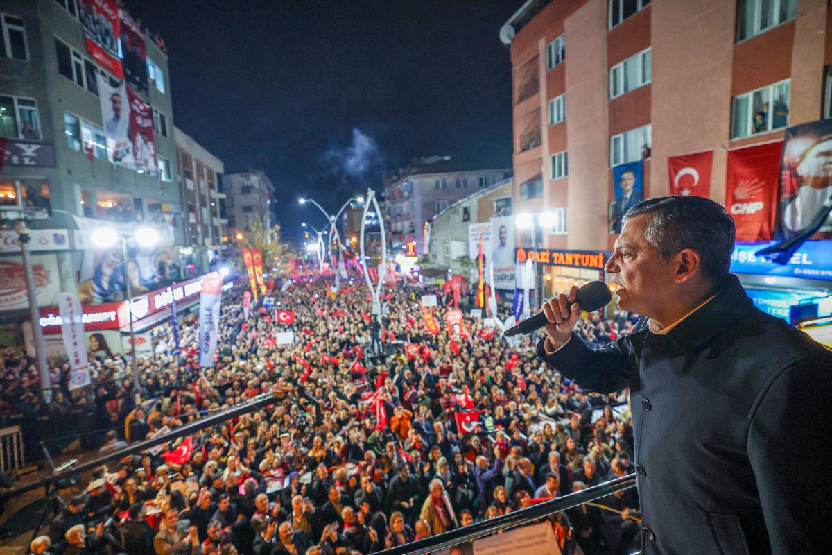 Halkın coşkulu, kararlı sesi bu sefer #Sultangazi 'den yükseldi. 
#CHP 
#chpteslimalınamaz