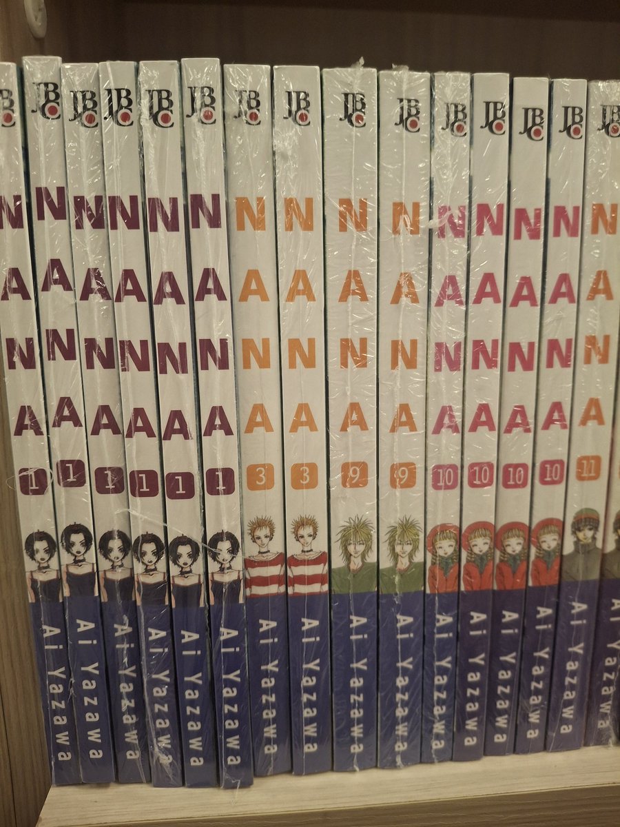 ox_o_u's tweet image. Um crime nana não estar na prateleira de yuri