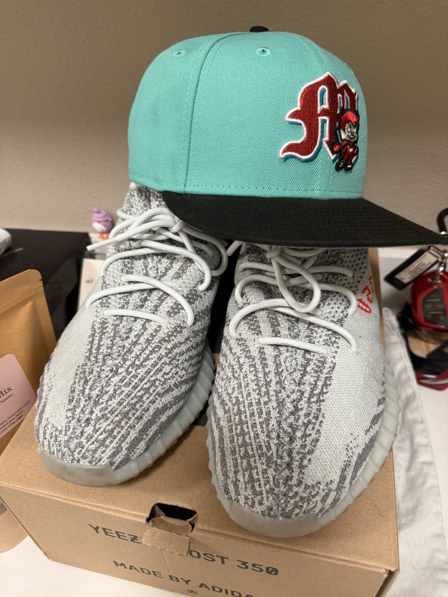 donthesavage190's tweet image. Wednesday KOTD got the Yeezy 350 blue tint zebras Mexico City Diablos fitted and adidas track suit. 
No quarter zips here 🤣 #PINdejos