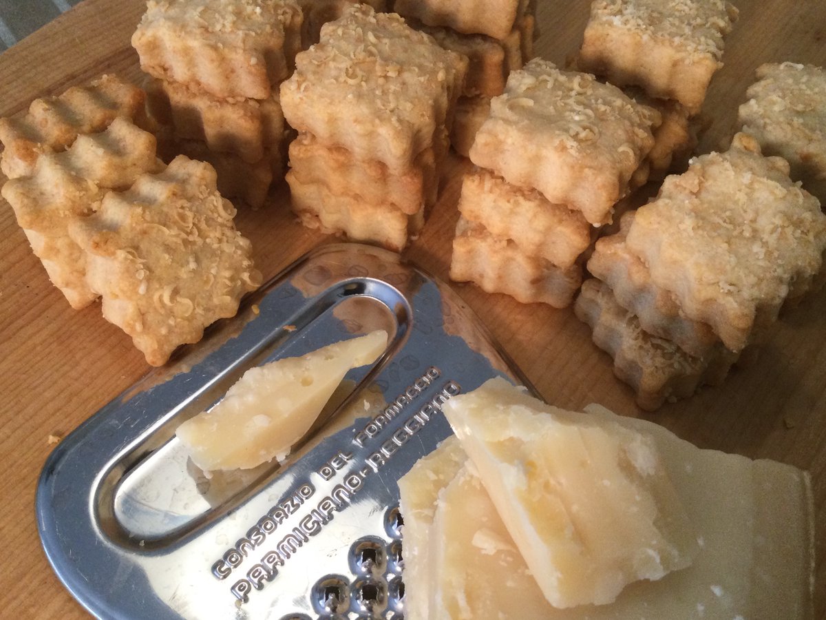 El berenar de la setmana ha estat més aviat un aperitiu: galetes de #ParmigianoReggiano. I hem parlat amb gust del formatge amb més història d'#Itàlia, ja exalçat per #Bocaccio al seu #Decamerone.
radio.rtvelvendrell.cat/programs/che-l…
