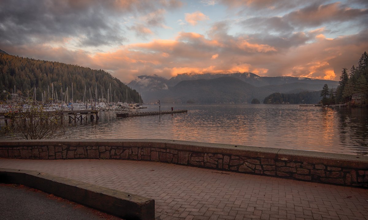 Sam_Alexandra23's tweet image. Good day Gang!  Today's photo challenge is the #WideAngle shot. These were taken at Deep Cove, BC yesterday, as the sun slowly set, with my 18-35mm Nikon lens. Let's see your wide angle captures. Have a very nice day out there! #Photography #Landscape #Seascape 📸🇨🇦
