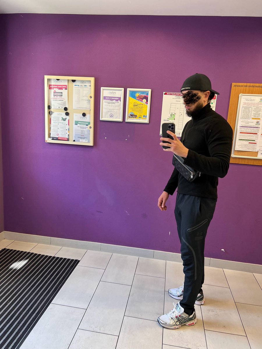 Darbeyda's tweet image. Le mur violet bien moche qui nik la photo, qui peut le faire disparaître