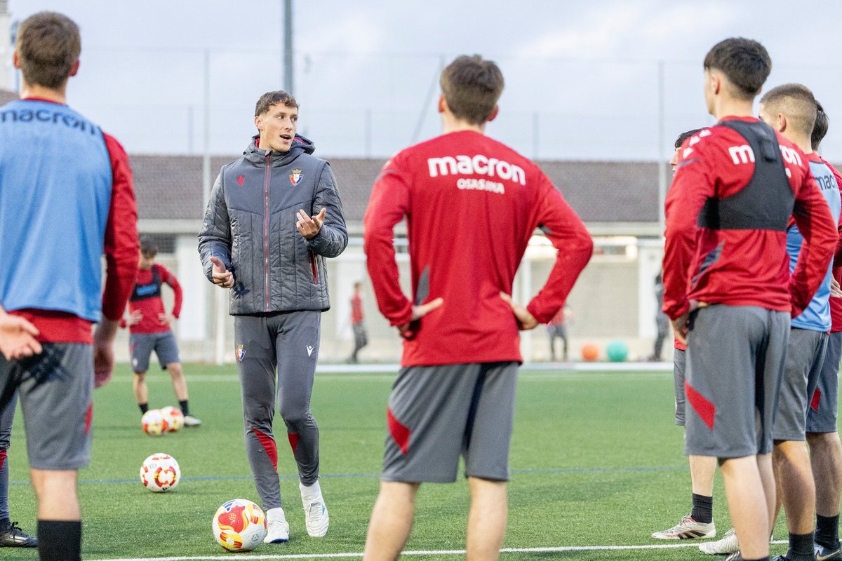 Osasuna's tweet image. 👨‍🏫 Jorge Herrando y Juan Cruz han participado esta tarde en una nueva sesión de Optimización del Talento con los jugadores del Subiza y del Juvenil 'A'.

Los centrales, laterales y extremos de la cantera rojilla han trabajado los duelos defensivos y comportamientos de últimos…