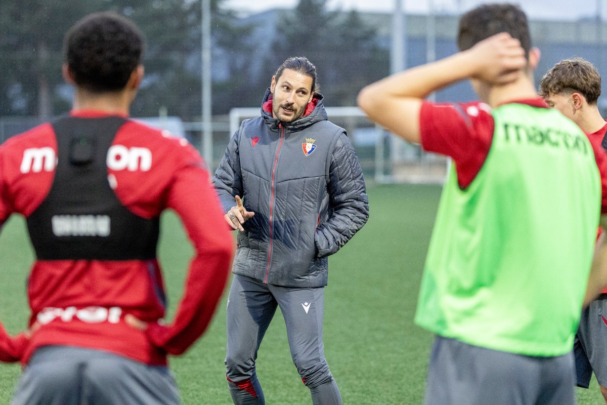 Osasuna's tweet image. 👨‍🏫 Jorge Herrando y Juan Cruz han participado esta tarde en una nueva sesión de Optimización del Talento con los jugadores del Subiza y del Juvenil 'A'.

Los centrales, laterales y extremos de la cantera rojilla han trabajado los duelos defensivos y comportamientos de últimos…
