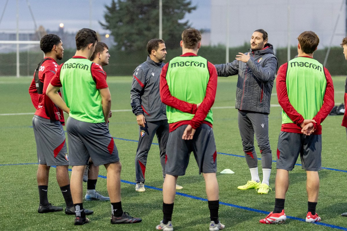 Osasuna's tweet image. 👨‍🏫 Jorge Herrando y Juan Cruz han participado esta tarde en una nueva sesión de Optimización del Talento con los jugadores del Subiza y del Juvenil 'A'.

Los centrales, laterales y extremos de la cantera rojilla han trabajado los duelos defensivos y comportamientos de últimos…
