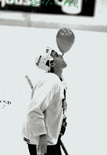 hockey_vintage's tweet image. #WaybackWednesday Happy 64th birthday Dave Hannan! Here&apos;s Dave messing around at @MapleLeafs practice (1991)

(📸Colin McConnell)