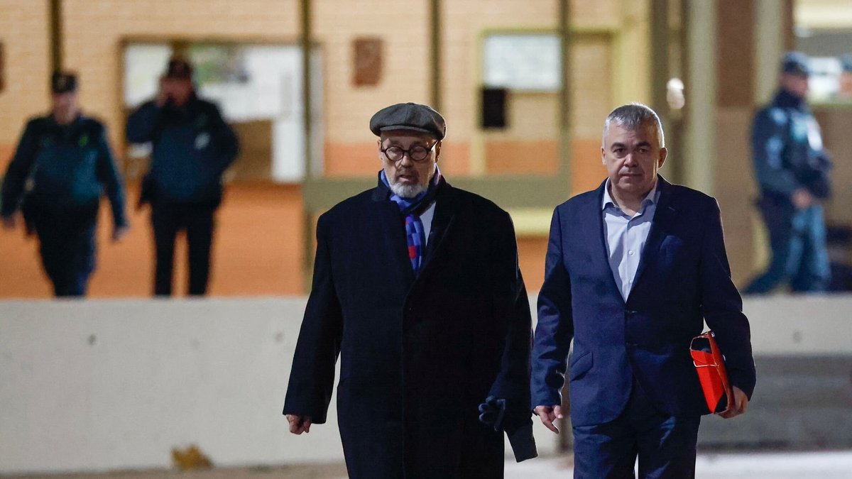 dani_lovsky's tweet image. La imagen del día: Santos Cerdán sale de la cárcel acompañado de su abogado.

📸 @el_pais