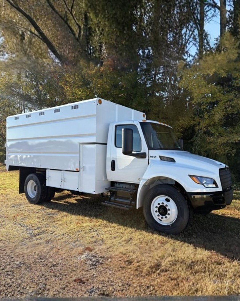 tree_trader's tweet image. Check out this 𝟐𝟎𝟐𝟓 𝐈𝐍𝐓𝐄𝐑𝐍𝐀𝐓𝐈𝐎𝐍𝐀𝐋 𝐌𝐕 available now on #TreeTrader

🛻102 Miles
✅16&apos; Chip Body 
✅Air Ride Drivers Seat w/ 2 Man Bench

To learn more about this vehicle go to ow.ly/Y1uq50Xuhct 

#EquipmentForSale #LandscapingEquipment #InterntationalMV