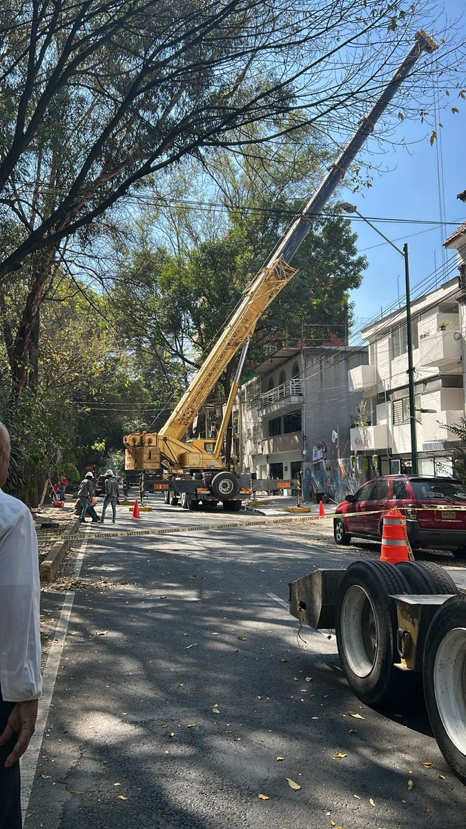 erikayazminrg's tweet image. La maquinaria está tirando el cableado, argumentan cuentan con su autorización @LaSEMOVI