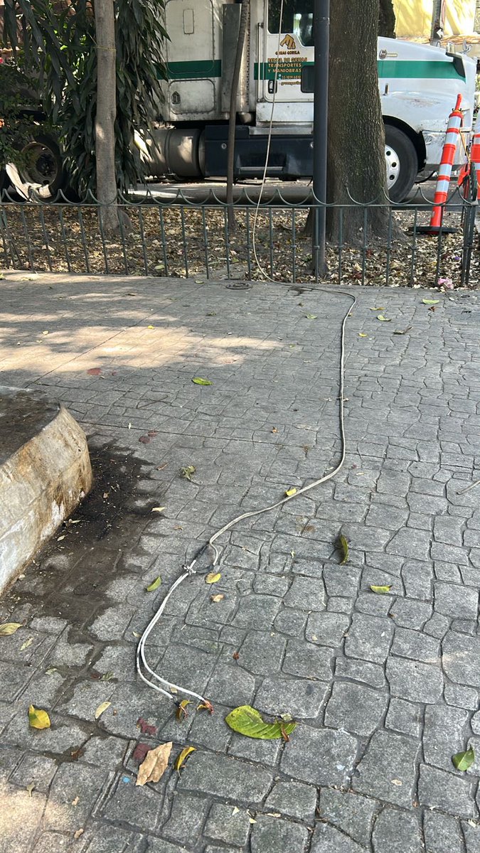 erikayazminrg's tweet image. La maquinaria está tirando el cableado, argumentan cuentan con su autorización @LaSEMOVI