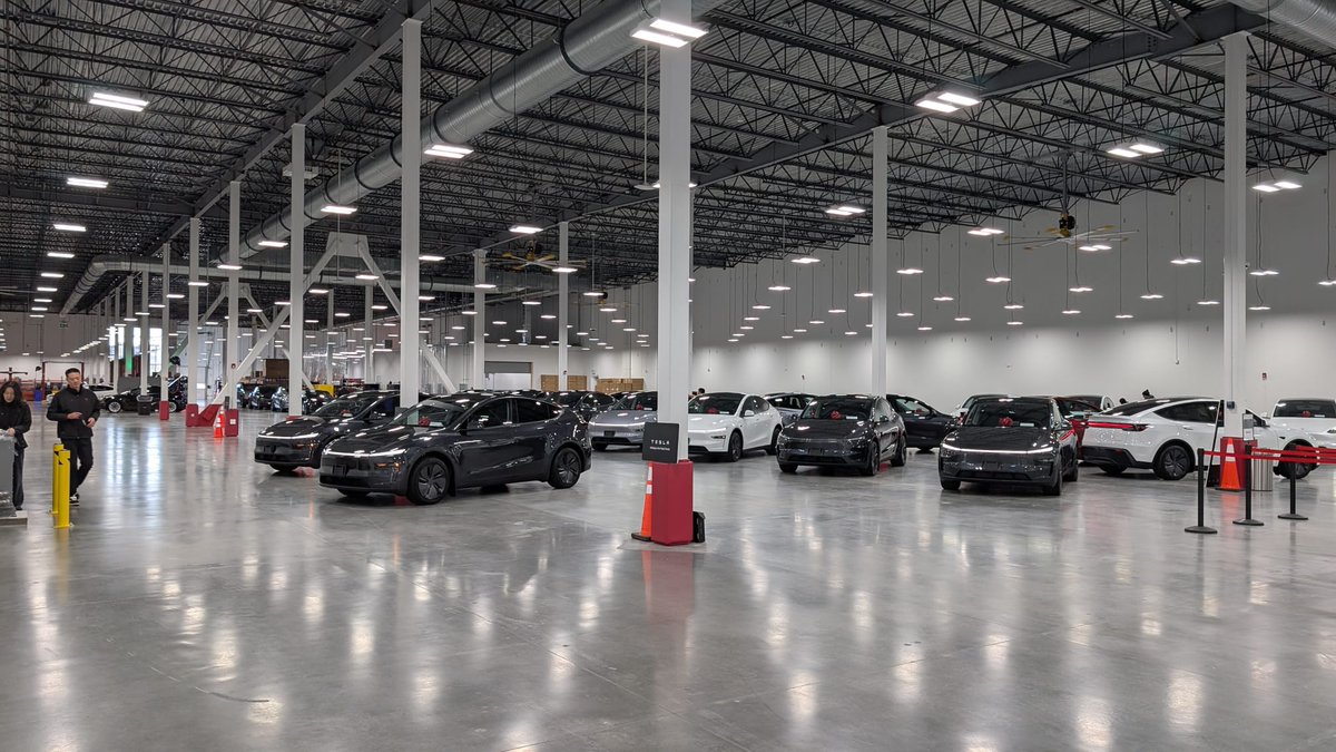 bmsmgt's tweet photo. Tesla  brand new delivery centre in COQUITLAM, BC Canada https://t.co/j2Yc6EX67Z