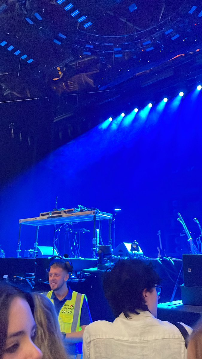 savingcomplex's tweet image. lorde i am here (wandered in 10 minutes before doors)