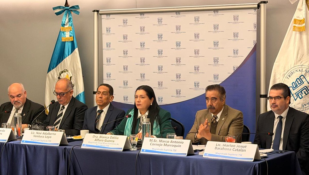 TSEGuatemala's tweet image. La magistrada vocal III en funciones de Presidencia, Blanca Alfaro, junto a los magistrados suplentes y el secretario general del #TSEGuatemala, llevaron a cabo la reunión mensual con representantes de partidos políticos, en cumplimiento con la #LEPP.

Durante la sesión, los