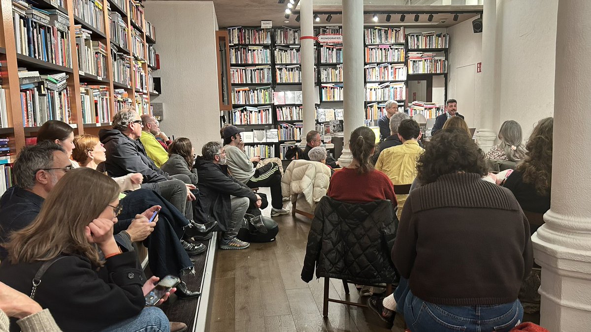 Joan S. Luna y José de Montfort presentan el libro ‘C. Tangana’ (Libros del Kultrum), una mirada poliédrica y compleja de este artista en constante mutación, a través de la pluma de diferentes colaboradores.

📍 Finestres d’Art i Còmic