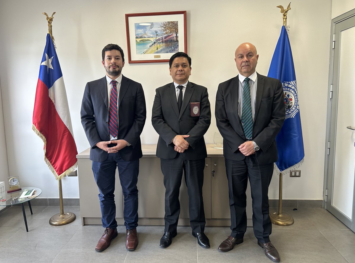 PDI_LosRios's tweet image. 🔵 Esta tarde el Defensor Regional Luis Soto y el jefe de Estudios de la Defensoria Regional Juan Pablo Alday, realizan un saludo protocolar al prefecto inspector José Miguel Cea, jefe de la #PDI Los Ríos, fortaleciendo la coordinación interinstitucional. #valdiviacl #losrios
