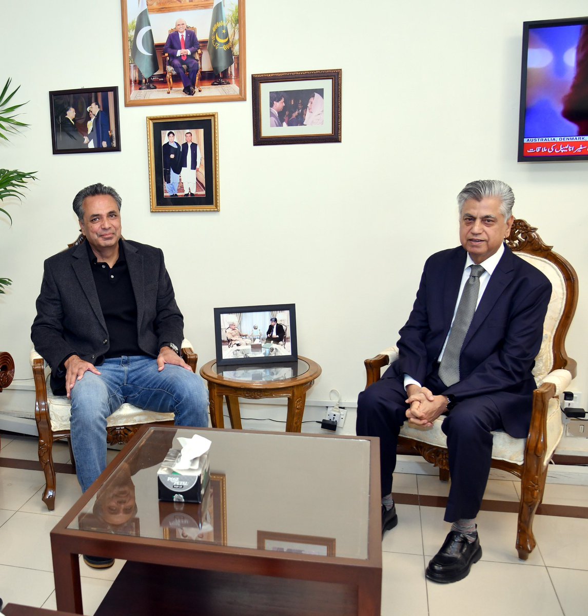 Obibhatti's tweet image. ملاقات کن لوگوں میں ہورہی ہے انکے درمیان قدر مشترک کیا کچھ ہے، اس بات سے قطع نظر میرے لیے قابل غور پیچھے دیوار پر لگی تصاویر ہیں، جو کسی بھی انسان کی شخصیت، ذہنی صلاحیت، ذہنی تعمیر و ترقی اور complexes کا آئینہ ہوتی ہیں۔
بلاشبہ ذہنی غربت مادی غربت سے ذیادہ مہلک صورت حال ہوتی ہے