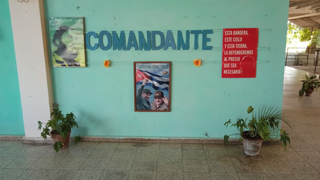 educacionyara23's tweet photo. En la Dirección General de Educación de #Yara en Granma #FidelPorSiempre #FideCastro #100AñosConFidel #EducaciónYara #EducaciónGranma @DiazCanelB @naimatrujillob @YudelkisOrtizB @ortiz_uriarte @DrcBlanco68046 @BorgesOlivero @DrRobertoMOjeda @MovillaMejias https://t.co/dXWf3snfSP